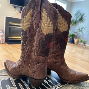 Brown Western Cowboy Boots with Floral Embroidery. Size 7